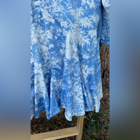 WAYF DRESS - Plus Size Fits up to 26/28! Blue & White Toile Linen Flowy Ruffles - Picture 5 of 7
